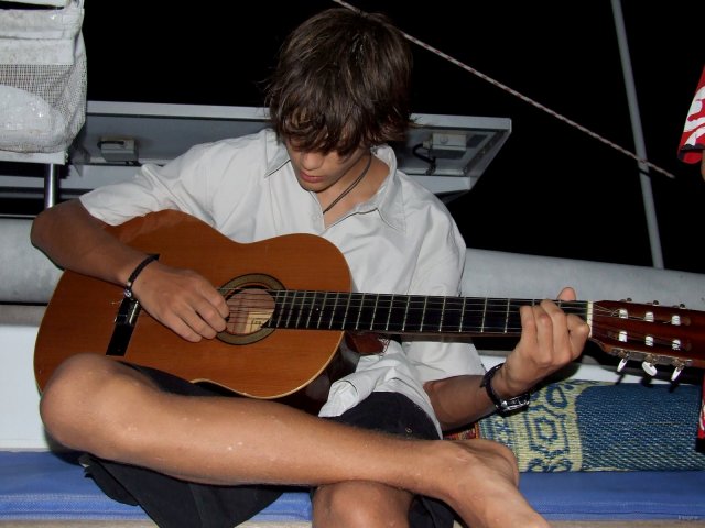 97- Romain joue de la guitare au reveillon 2007 